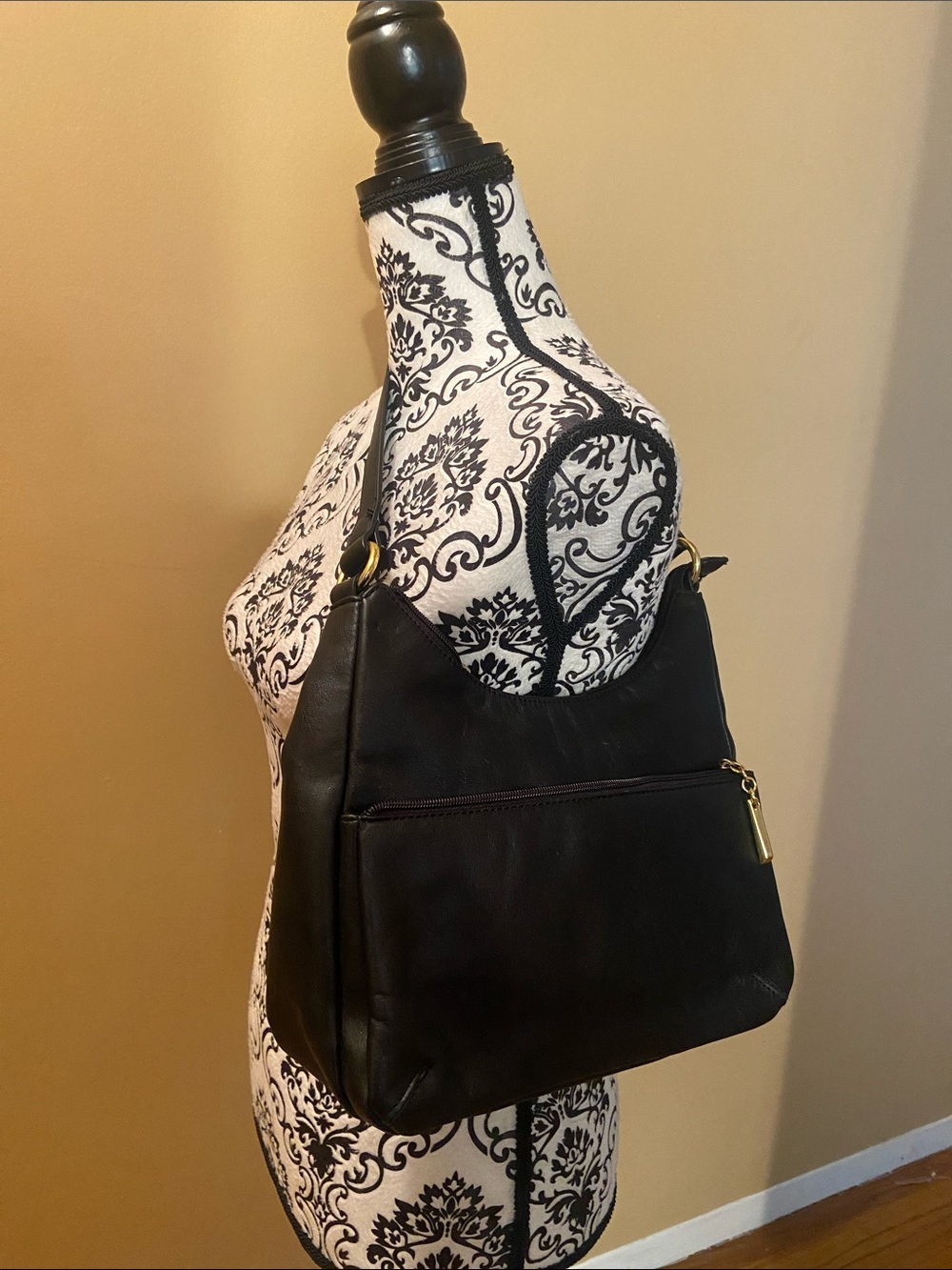 🌺Giani Bernini Black Pebbled Leather Shoulder Bag with Gold Accent